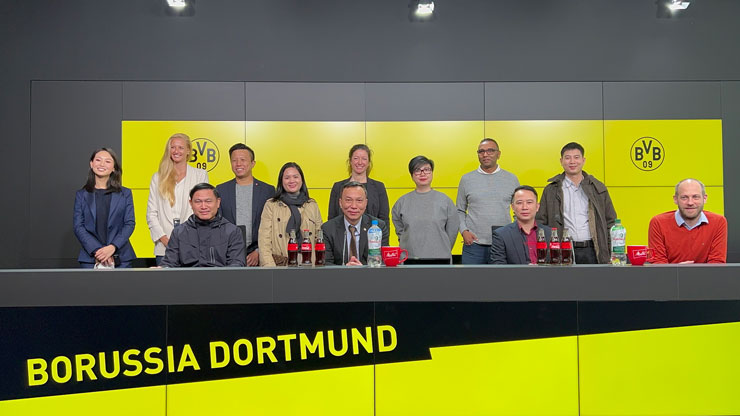 Acting VFF President Tran Quoc Tuan works with clubs in the Bundesliga - 1