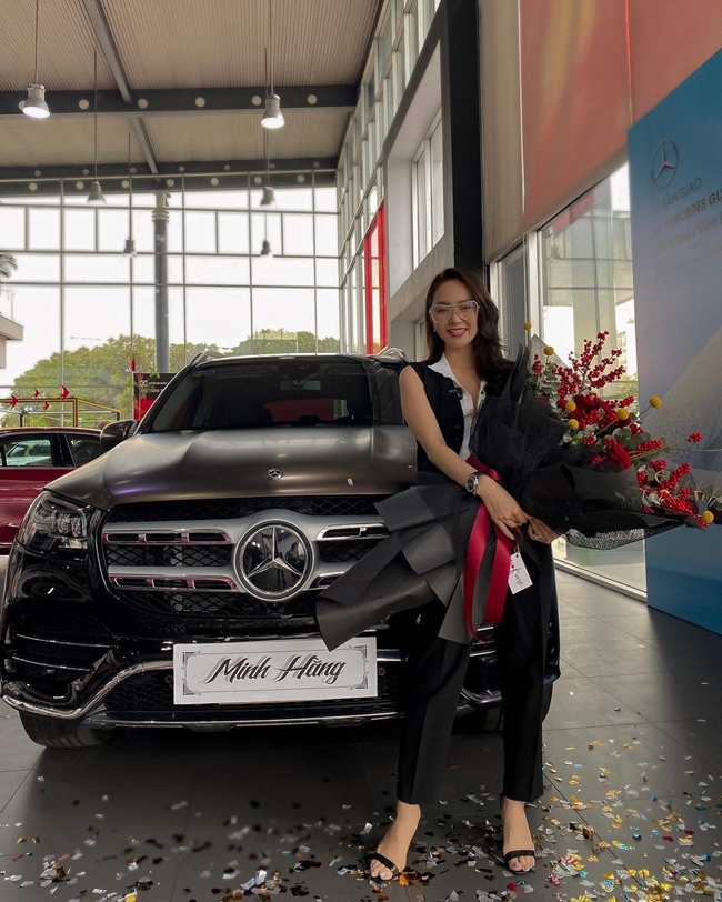 Ngoài bất động sản, Minh Hằng còn sở hữu nhiều xe ô tô có giá trị. Đầu năm 2021, người đẹp 8X tậu thêm chiếc Mercedes GLS 450 màu đen có giá khoảng 5 tỷ đồng vào bộ sưu tập xe của mình.
