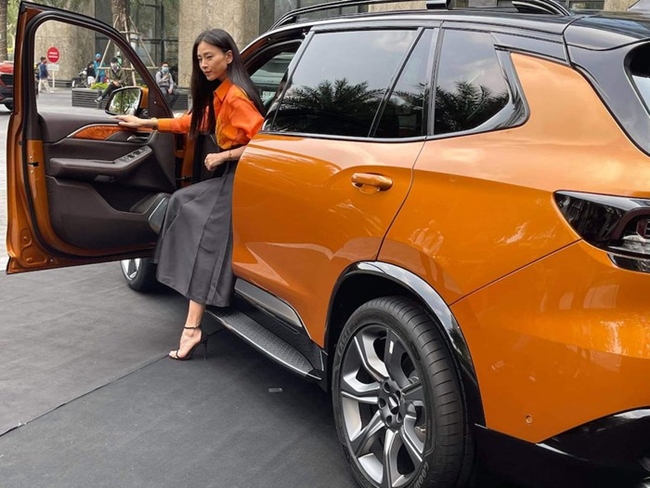 Năm 2021, "đả nữ" tậu một chiếc xe thương hiệu Việt có giá khoảng 5 tỷ đồng. 
