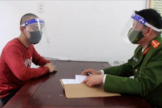 Nguyễn Văn Anh Minh tại cơ quan công an. 