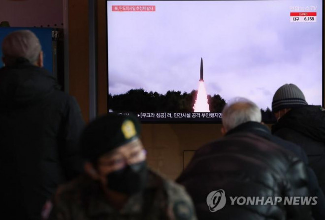 Người dân Seoul, Hàn Quốc theo dõi tin tức về các vụ phóng tên lửa của Triều Tiên. Ảnh: Yonhap
