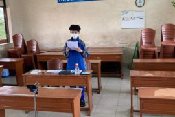 Giáo dục - du học - Bức ảnh nam sinh "tội nghiệp" nhất những ngày qua: Ngồi một mình một góc giữa lớp, biết được lý do mà đồng cảm thay!