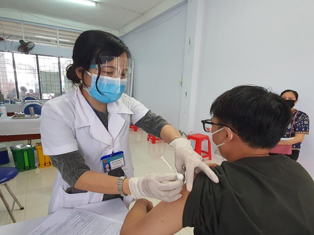 Tin tức trong ngày - Cà Mau: F0 triệu chứng nhẹ, F1 nguy cơ cao được đi làm