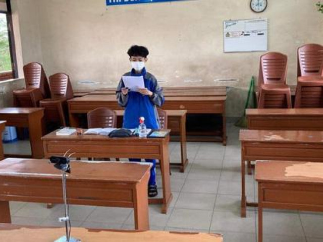 Giáo dục - du học - Bức ảnh nam sinh "tội nghiệp" nhất những ngày qua: Ngồi một mình một góc giữa lớp, biết được lý do mà đồng cảm thay!