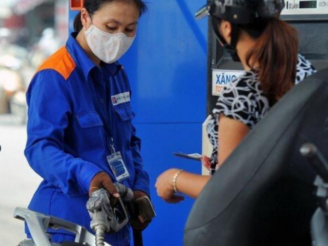 Thị trường - Tiêu dùng - Dân muốn giảm thuế VAT để giảm thêm giá xăng, Bộ Tài chính nói gì?