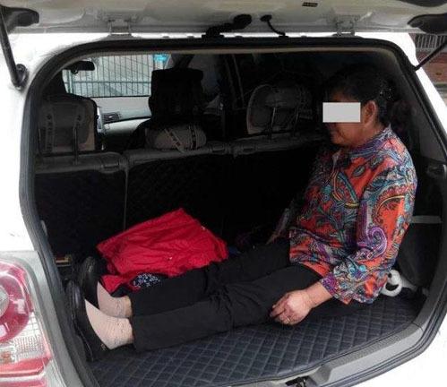 A son lets his old mother sit in the trunk of a car, the new reason is really surprised - 1