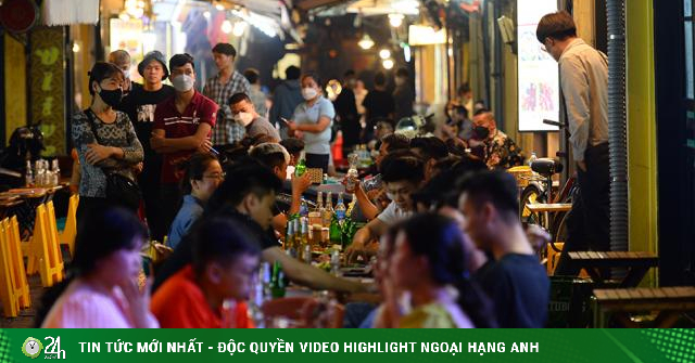 Ta Hien and a series of nightlife streets in Hanoi are bustling again after 9pm