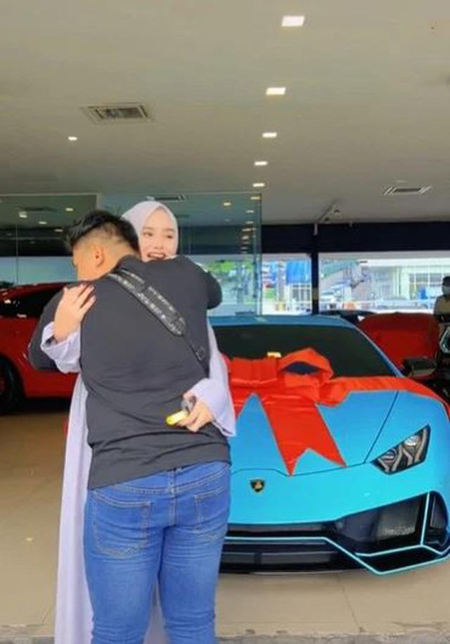 The pregnant wife played a big game and gave her husband a luxury car of 11 billion for a very unexpected reason - 1