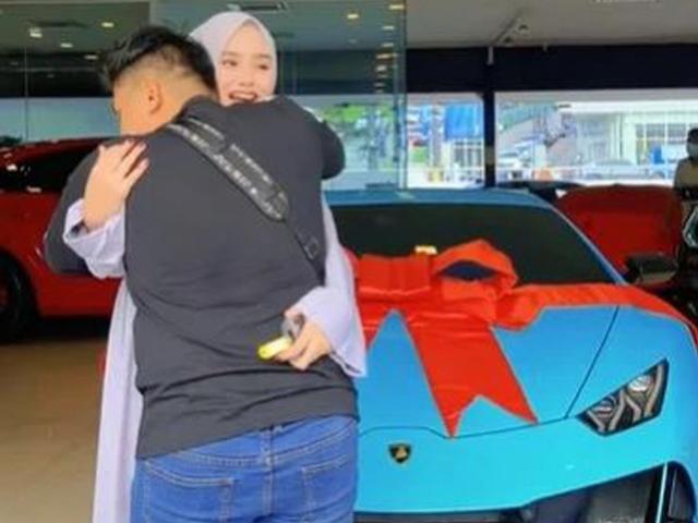 Bạn trẻ - Cuộc sống - Vợ bầu chơi lớn tặng chồng xe sang 11 tỷ vì lý do cực bất ngờ