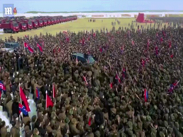 Video: ”Biển người” vây quanh xe chở Chủ tịch Triều Tiên Kim Jong Un