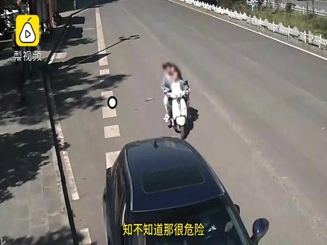 Clip: Vừa ”kẹp” 3 trên xe máy lại mải buôn chuyện, 3 nữ sinh gặp kết cục nhớ đời