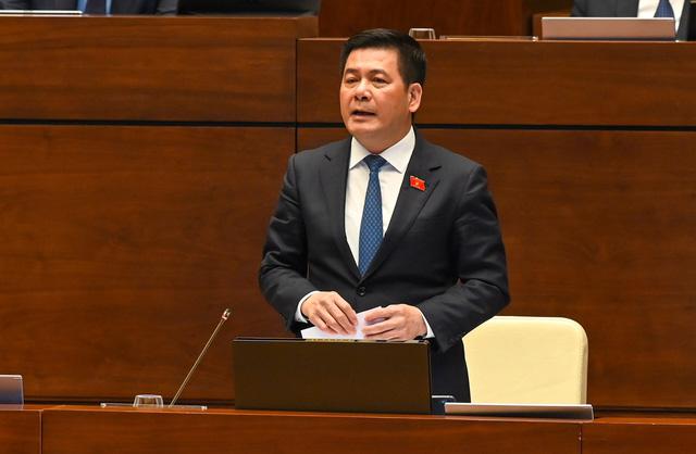 Bộ trưởng Nguyễn Hồng Diên trả lời chất vấn về vấn đề xăng dầu - Ảnh: Nhật Bắc