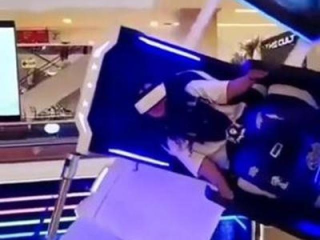 Bạn trẻ - Cuộc sống - Chơi game thực tế ảo, cô gái bị quăng xuống đất vì máy hỏng mà vẫn tưởng đó là trong game