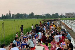 Thị trường - Tiêu dùng - Độc đáo quán ăn chay “mọc” lên giữa đồng, ngày đón 200 khách tới ăn sáng