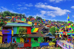 Du lịch - Từ ngôi làng vô danh, mục nát bỗng lột xác ngoạn mục nhờ sự bùng nổ sắc màu