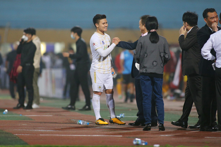 Trước khi trận đấu với Thanh Hóa bắt đầu, nhiều nguồn tin tiết lộ Quang Hải sẽ chia tay CLB Hà Nội sau khi hết hợp đồng vào tháng 4 tới.