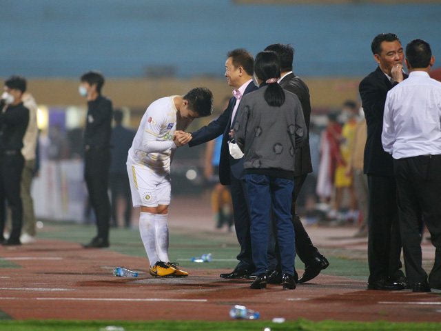 Bóng đá - Bức ảnh Quang Hải làm nhiều fan "dậy sóng": Cảm động tri ân bầu Hiển