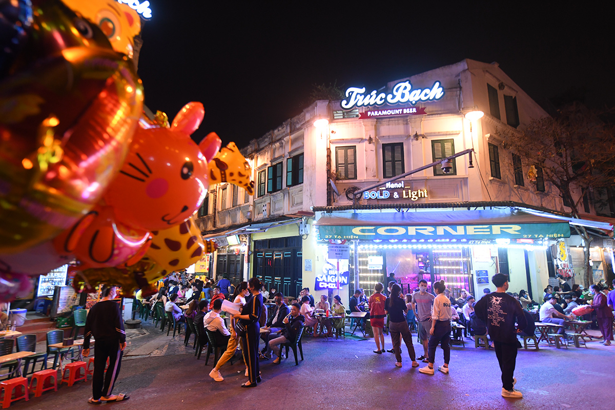 Ta Hien and a series of nightlife streets in Hanoi are bustling again after 9pm - 1