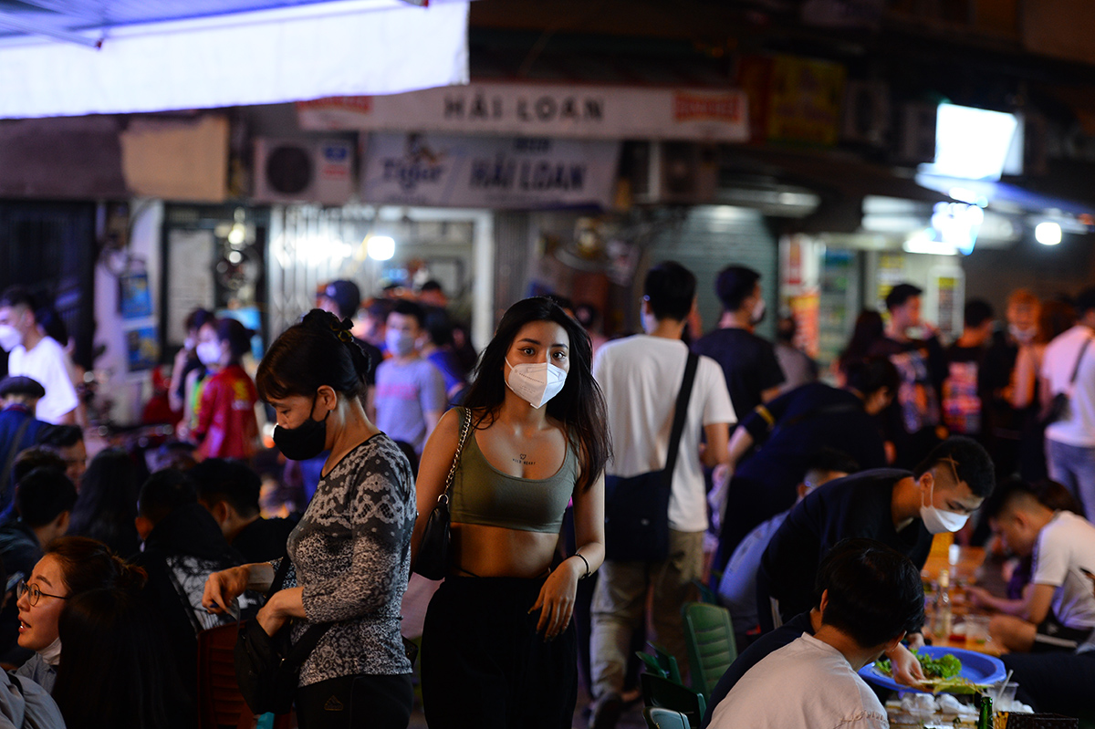 Ta Hien and a series of nightlife streets in Hanoi are bustling again after 9 pm - 10 pm