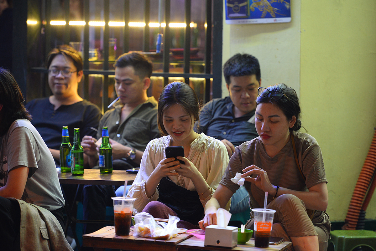 Ta Hien and a series of nightlife streets in Hanoi are bustling again after 9 pm - 12 pm