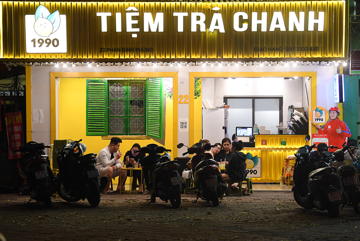 Ta Hien and a series of nightlife streets in Hanoi are bustling again after 9pm - 2pm