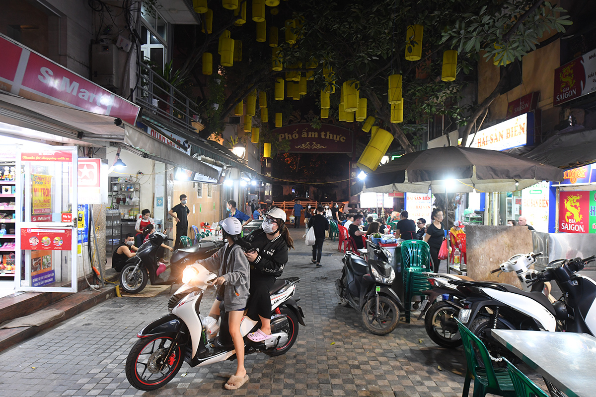Ta Hien and a series of nightlife streets in Hanoi are bustling again after 9 pm - 4 pm