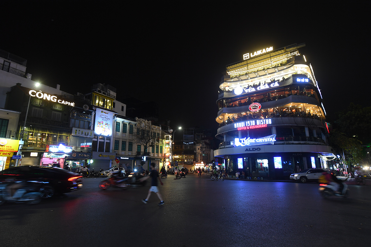 Ta Hien and a series of nightlife streets in Hanoi are bustling again after 9pm - 6