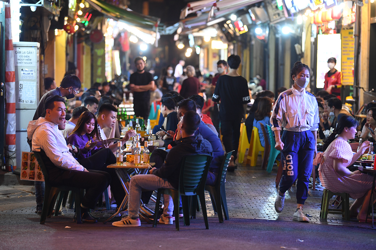 Ta Hien and a series of nightlife streets in Hanoi are bustling again after 9pm - 8pm