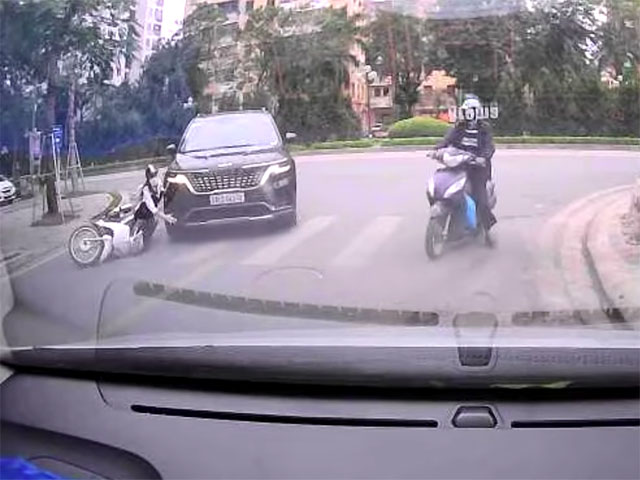 Ô tô - KIA Carnival phanh cực chuẩn tránh cú ngã "hết hồn" của xe máy