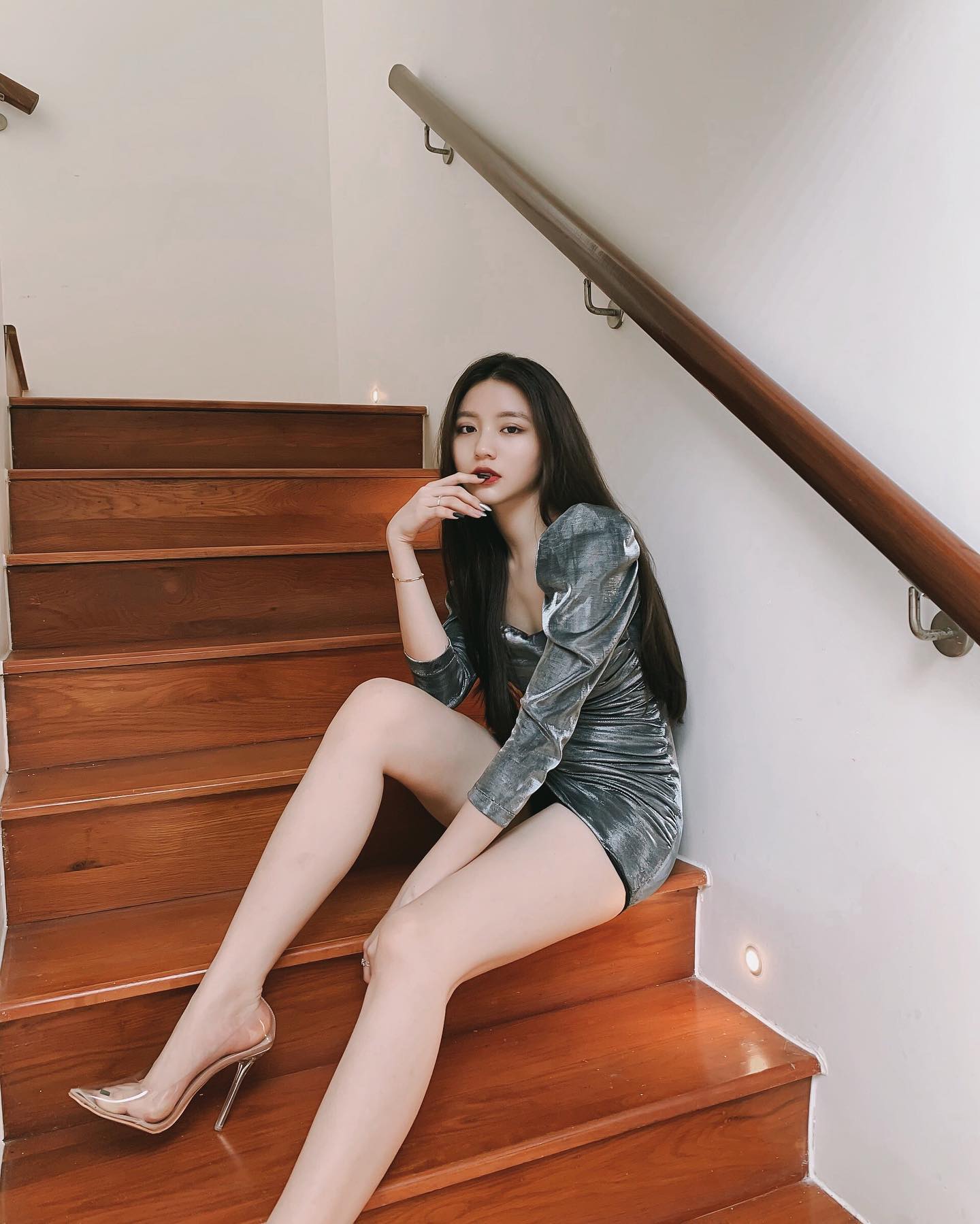"Hot girl top 1 trending"  Real life photos revealed, outstanding long legs but different appearance - 9