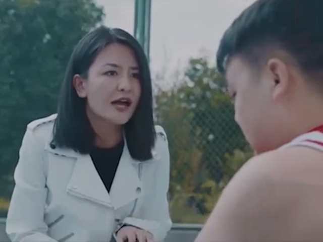 Cười 24H - Bất ngờ được gái xinh quan tâm, chàng trai ăn ngay "quả tưởng bở"