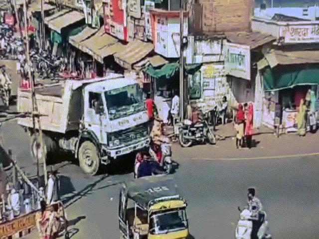 Phi thường - kỳ quặc - Clip: Bị xe tải cuốn vào gầm, người phụ nữ thoát chết thần kỳ