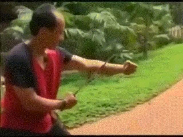 Phi thường - kỳ quặc - Tự chém vào tay vì tưởng "đao thương bất nhập", võ sư nhận cái kết nhớ đời