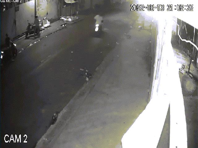 Pháp luật - Nhóm thanh niên thản nhiên cướp xe máy trong sự bất lực của nạn nhân