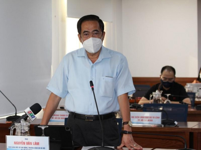 Ông Nguyễn Văn Lâm, Phó Giám đốc Sở Lao động – Thương binh và Xã hội TP.HCM trả lời tại họp báo. Ảnh: TÁ LÂM