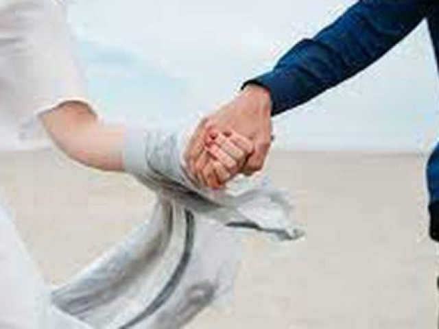 Bạn trẻ - Cuộc sống - Bất chấp tất cả để chạy theo tình trẻ và ngày trở về cay đắng của người đàn bà 60 tuổi