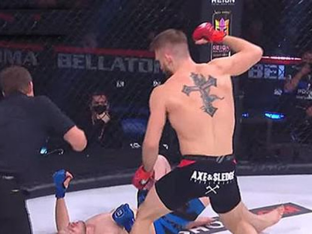 Thể thao - Võ sĩ Mỹ tung loạt đấm móc ‘điên cuồng’ khiến đối thủ ‘lên bờ xuống ruộng’