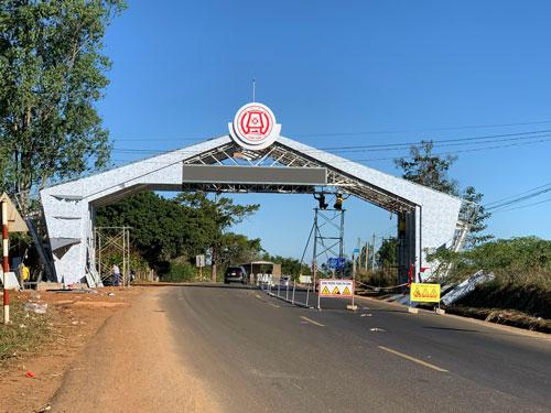 Cổng chào tại các cửa ngõ TP Kon Tum, tỉnh Kon Tum - Ảnh: Hoàng Thanh