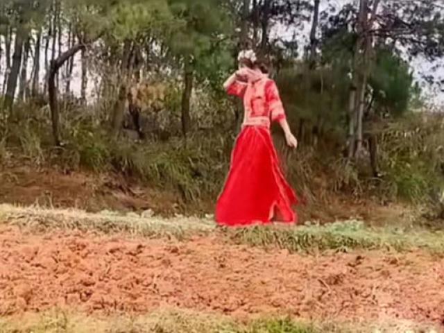 Bạn trẻ - Cuộc sống - Cô dâu vừa khóc vừa một mình đi bộ đến nhà trai, dân tình xót xa khi biết nguyên nhân