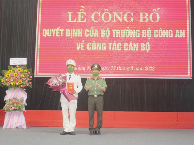 Trung tá Nguyễn Văn Tuấn (trái) nhận quyết định bổ nhiệm