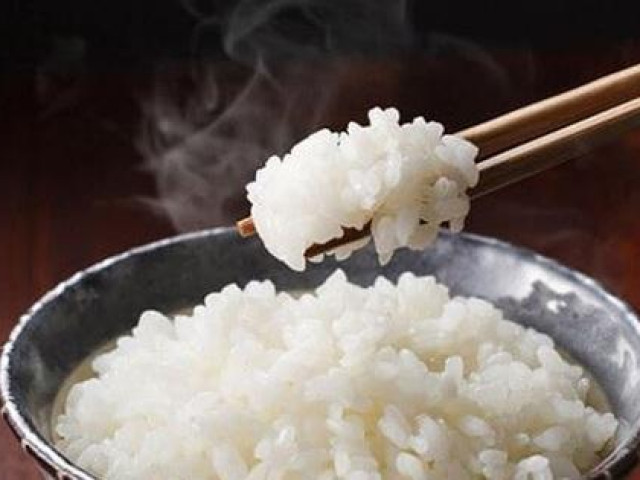 Những sai lầm khi ăn cơm gây hại sức khỏe khủng khiếp nhiều người Việt thường mắc phải