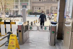 Bạn trẻ - Cuộc sống - Bố chồng đến tận công ty con dâu để đưa một món đồ, lời nói sau đó càng khiến dân mạng cảm động