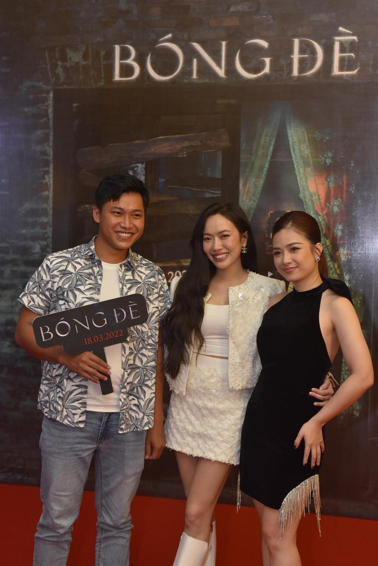 Mũi trưởng Long cùng Diệu Nhi, Dương Hoàng Yến thân thiết trên thảm đỏ buổi ra mắt phim tại Hà Nội.