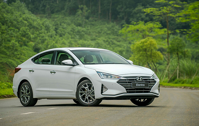 Price of Hyundai Elantra car rolling in March 2022, 50% off registration fee - 4