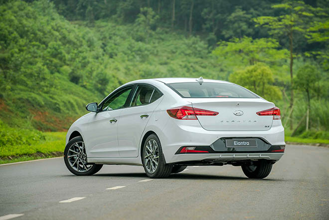 Price of Hyundai Elantra car rolling in March 2022, 50% off registration fee - 5