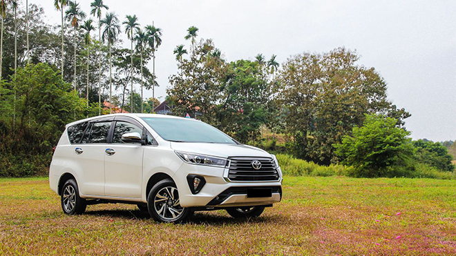 Price of Toyota Innova rolling in March 2022, LPTB offers and gifts - 1
