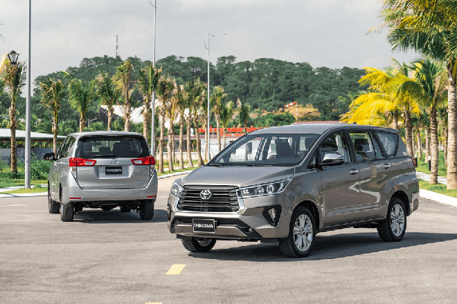 Price of Toyota Innova rolling in March 2022, LPTB offers and gifts - 3