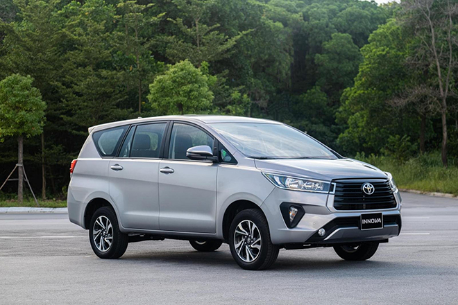 Price of Toyota Innova rolled in March 2022, LPTB offers and gifts - 4