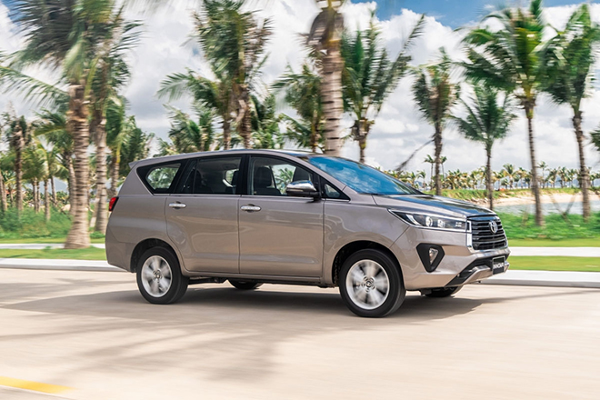 Price of Toyota Innova rolling in March 2022, LPTB offers and gifts - 11