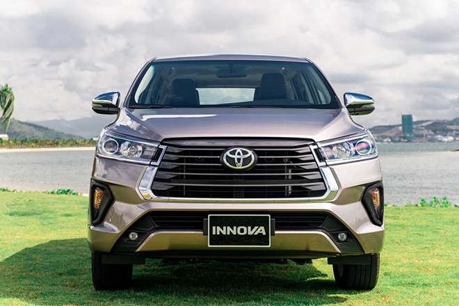 Price of Toyota Innova rolling in March 2022, LPTB offers and gifts - 5